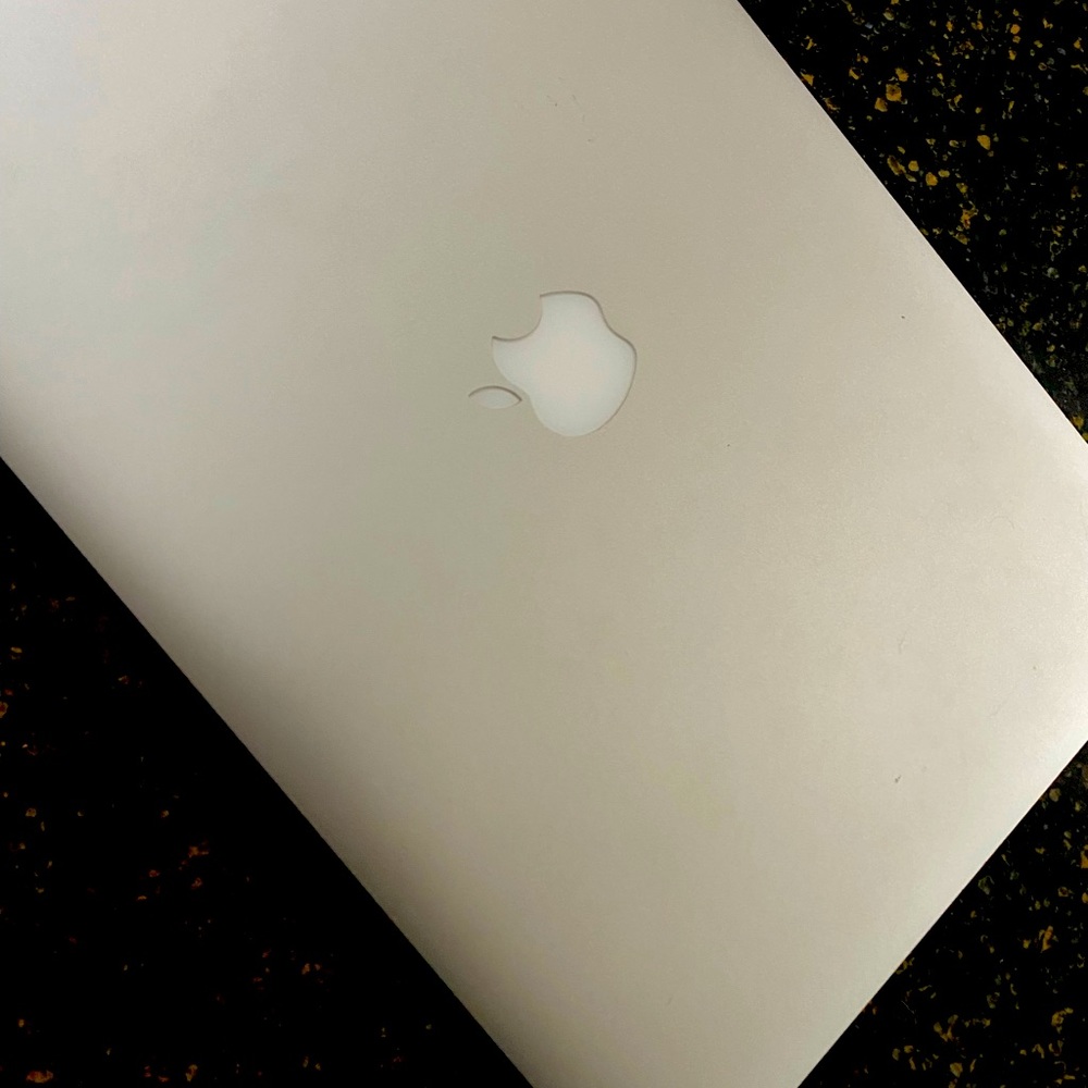 MacBook Pro 2018 screen NEEDS repair